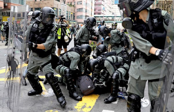 ▲홍콩에서 11일 경찰들이 시위 참가자를 체포하는 모습. 로이터연합뉴스