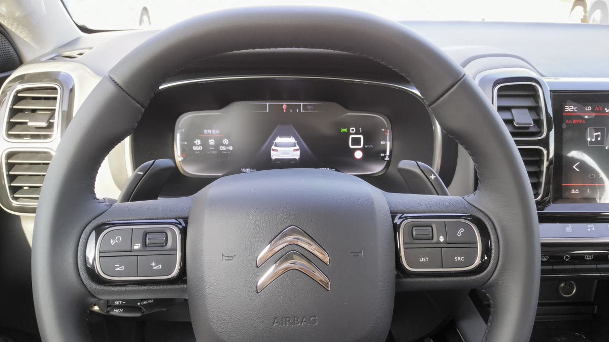 ▲스티어링 휠 뒤에 자리잡은 수동 변속 레버. 빠른 가속을 하고 싶을 때 유용하고 운전의 재미도 살린다. (유창욱 기자 woogi@)