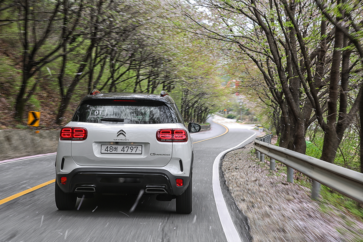 ▲시트로엥 뉴 C5 에어크로스의 후면부. 뒷모습은 모서리를 둥글게 처리한 후미등 덕에 깔끔하다. (사진제공=시트로엥)