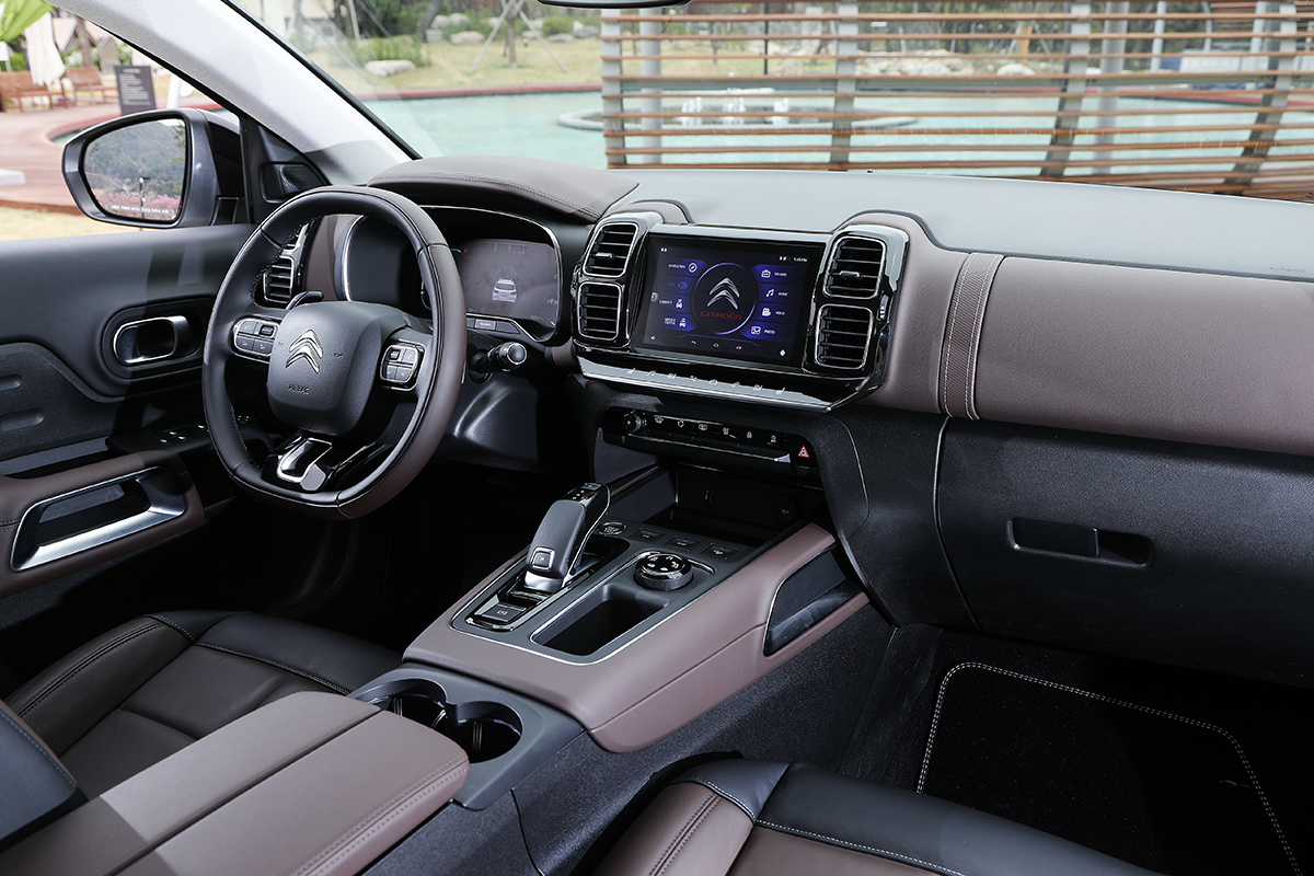 ▲직관적으로 조작할 수 있는 8인치 디스플레이와 대형 콘솔박스, 스마트폰 무선충전기 등의 편의사양이 자리잡고 있다. (사진제공=시트로엥)