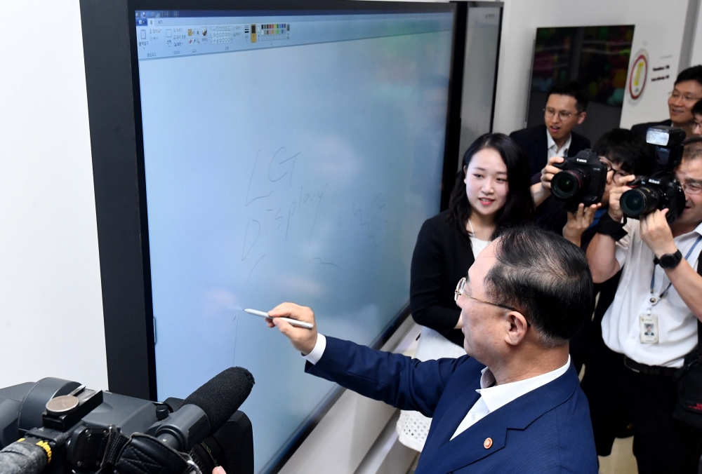 ▲홍남기 경제부총리 겸 기획재정부 장관이 12일 디스플레이 업종 현장방문차 경기 파주시 월롱면 LG디스플레이 파주공장을 찾아 전시장을 둘러보고 있다. 신태현 기자 holjjak@(이투데이DB)