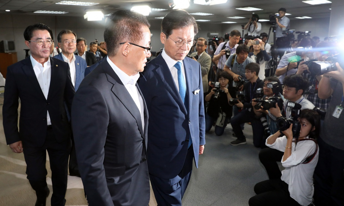 ▲12일 오전 서울 여의도 국회 정론관에서 민주평화당 내 제3지대 구축 모임인 변화와 희망의 대안정치연대 박지원, 천정배 의원 등 의원들이 민주평화당 탈당 기자회견을 끝내고 퇴장하고 있다. (뉴시스)