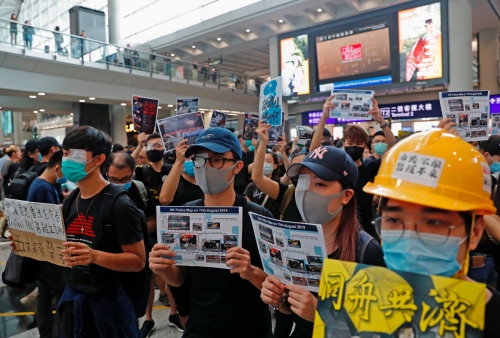 ▲홍콩국제공항에서 12일(현지시간) 반정부 시위가 벌어지고 있다. 공항은 시위대 점거로 이날 폐쇄됐다가 13일 오전 다시 문을 열었다. 홍콩/로이터연합뉴스