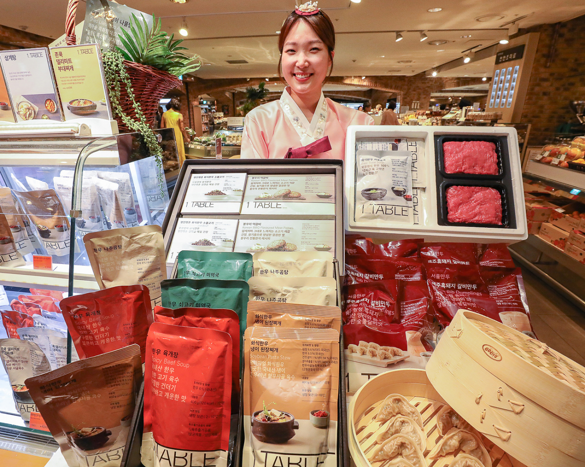 ▲13일 오전 현대백화점 압구정본점 식품관에서 직원들이 프리미엄 가정 간편식(HMR) ‘원테이블(1 TABLE) 추석 선물 세트 4종'과 신제품 '제주흑돼지 갈비만두'를 선보이고 있다. (사진제공=현대백화점)