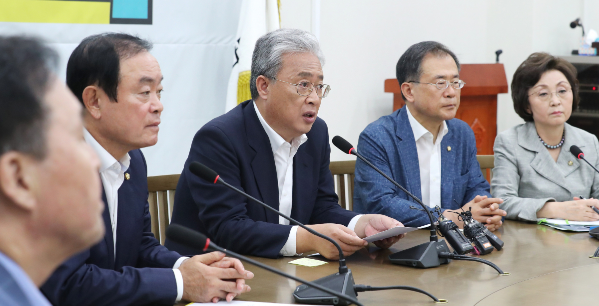 ▲'변화와 희망의 대안정치연대'(대안정치) 대표 격인 유성엽 의원(가운데)이 13일 오전 국회에서 회의를 주재하고 있다. (연합뉴스)