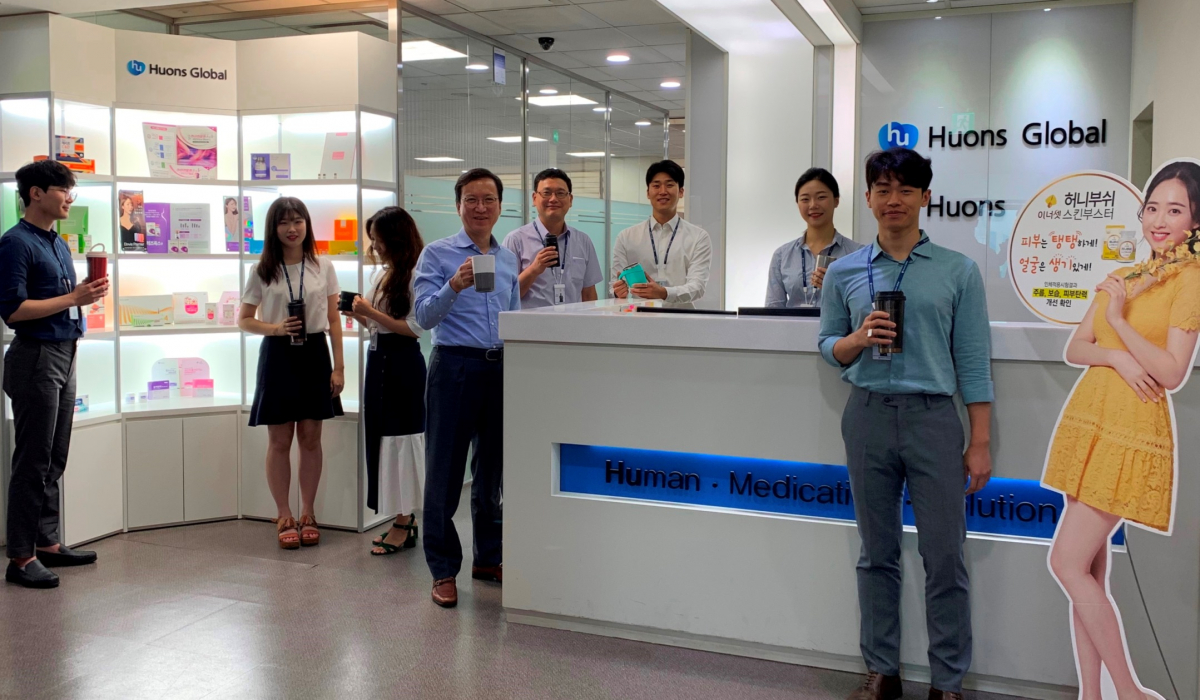 ▲13일 윤성태 휴온스글로벌 부회장이 성남 판교 본사에서 직원들과 함께 ‘플라스틱 프리 챌린지’에 동참했다.(사진제공=휴온스글로벌)