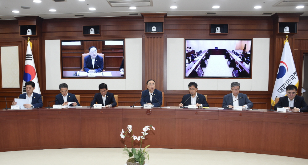 ▲홍남기 경제부총리 겸 기획재정부 장관이 14일 광화문 정부서울청사에서 열린 '제21차 경제활력대책회의'를 주재, 모두발언을 하고 있다.(출처=기획재정부)