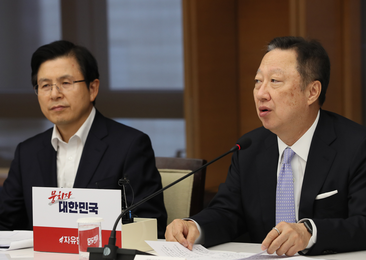 ▲박용만 대한상공회의소 회장(오른쪽)이 14일 열린 ‘대한상의-자유한국당 정책간담회’에서 모두발언을 하고 있다. 왼쪽은 자유한국당 황교안 대표.(사진=연합뉴스)