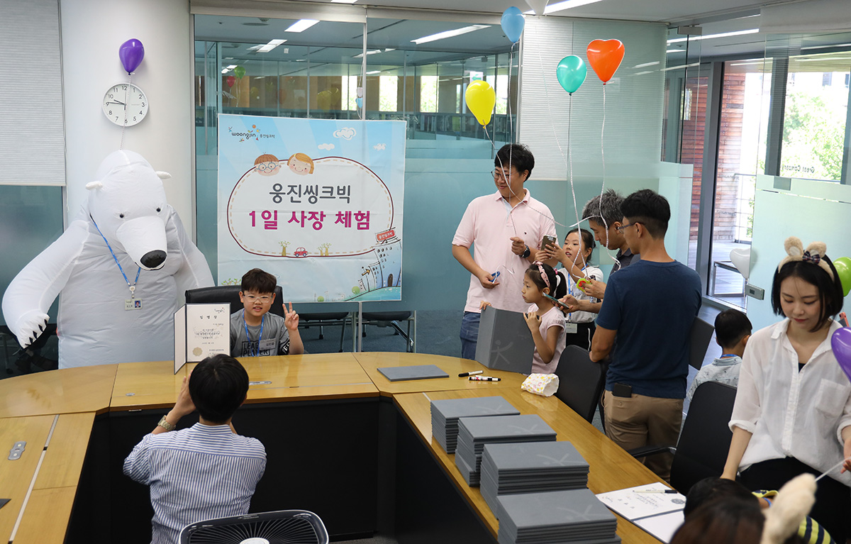 ▲웅진씽크빅 '2019 패밀리데이'에 참석한 어린이가 1일 사장 체험 기념사진을 촬영하고 있다. (사진제공=웅진씽크빅)