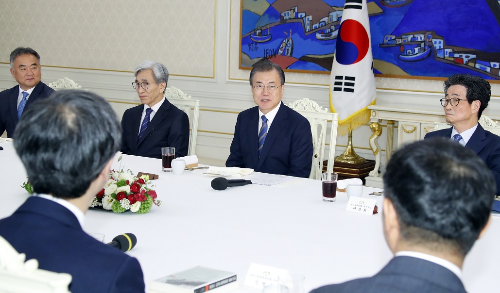 ▲문재인 대통령이 14일 오후 청와대에서 열린 국정과제위원장 초청 오찬 간담회에서 참석자들과 얘기를 나누고 있다.(연합뉴스)