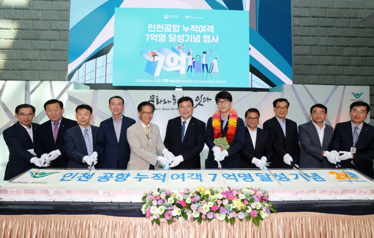 ▲ 인천공항공사 구본환 사장(사진 왼쪽에서 6번째)이 지난 14일 오전 9시경 방콕 발 아시아나항공(OZ742편)을 통해 입국한 7억 번째 여객 권순범 씨(사진 왼쪽에서 7번째), 서울지방항공청 김철환 청장(사진 왼쪽에서 5번째) 및 관계자들과 함께 누적여객 7억 명 달성 기념 대형 떡 케익을 커팅하고 있다. 인천공항은 싱가포르 쥬얼 창이공항, 중국 다싱 신공항 오픈 등 하늘길 주도권 쟁탈을 위한 전세계 공항 확장경쟁이 치열한 가운데 국민들의 성원과 정부기관의 정책적 지원에 힘입어 2001년 개항 이후 18년 5개월 만에 누적 여객 7억 명 돌파라는 귀중한 성과를 달성했다.(인천국제공항공사)