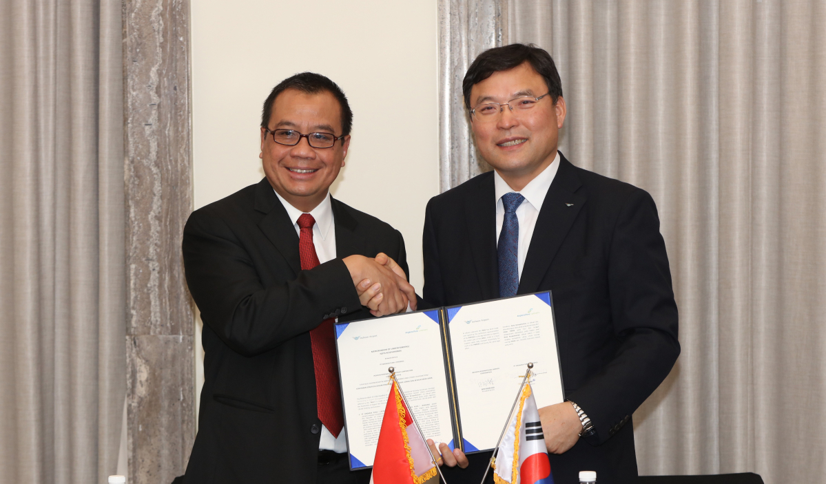 ▲ 지난 14일 인천 파라다이스시티 호텔에서 열린 “인천공항공사·인도네시아 제1공항공사(AP1) 간 해외사업 동반추진 및 협력관계 구축을 위한 협력 합의서(MOU)” 체결식에서 인천공항공사 구본환 사장(사진 오른쪽)이 MOU 체결 후 인도네시아 AP1 파익 파미(Faik Fahmi) 사장과 악수를 하며 기념촬영을 하고 있다. 인천공항공사는 이번 MOU 체결을 통해 인도네시아 대표 공항운영사인 AP1과 전략적 파트너십을 구축함으로써 2억 1천만 명의 인도네시아 항공시장으로 해외사업을 확장해 나간다는 계획이다. (인천국제공항공사)