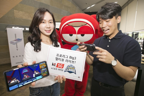 ▲KT 직원들이 갤럭시S10 5G 단말로 ‘e스포츠라이브’를 시청하고 있다. (사진제공=KT)