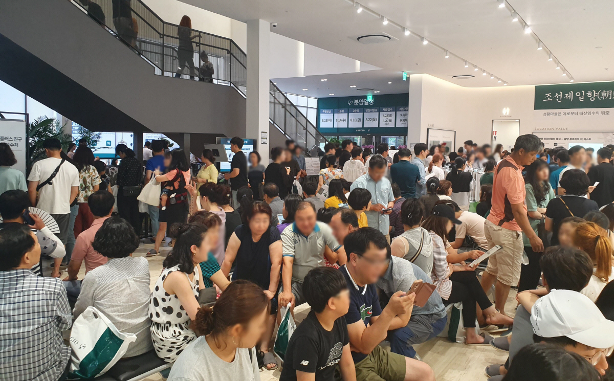 ▲지난 9일 개관한 ‘광양 푸르지오 더 퍼스트’ 견본주택이 방문객들로 북적이고 있다.