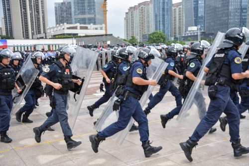 ▲6일(현지시간) 중국 무장 경찰들이 광둥성 선전시에서 훈련하고 있다. 선전/AFP연합뉴스  
