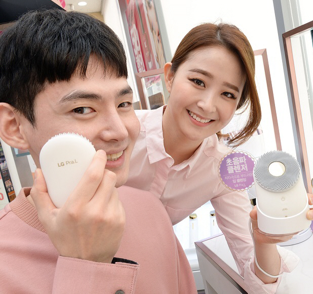 ▲LG전자의 홈뷰티기기 ‘LG 프라엘 초음파 클렌저’ 사진제공 LG전자