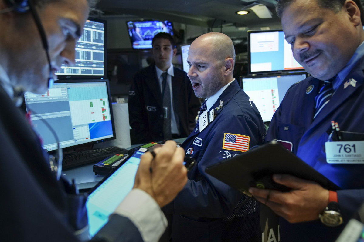 ▲15일(현지시간) 미국 뉴욕 증권거래소(NYSE)에서 주식 트레이더들이 대화를 나누고 있다.(AFP연합뉴스)