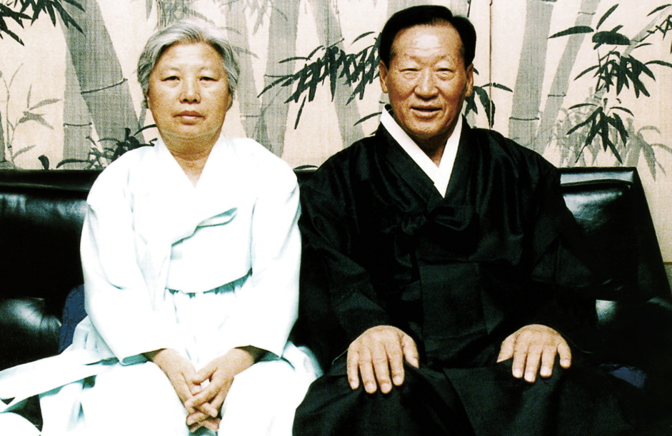 ▲2015년생인 고 정주영 명예회장이 고희를 맞은 1985년, 변중석 여사와 자리한 함께 한 모습. (사진제공=현대차)