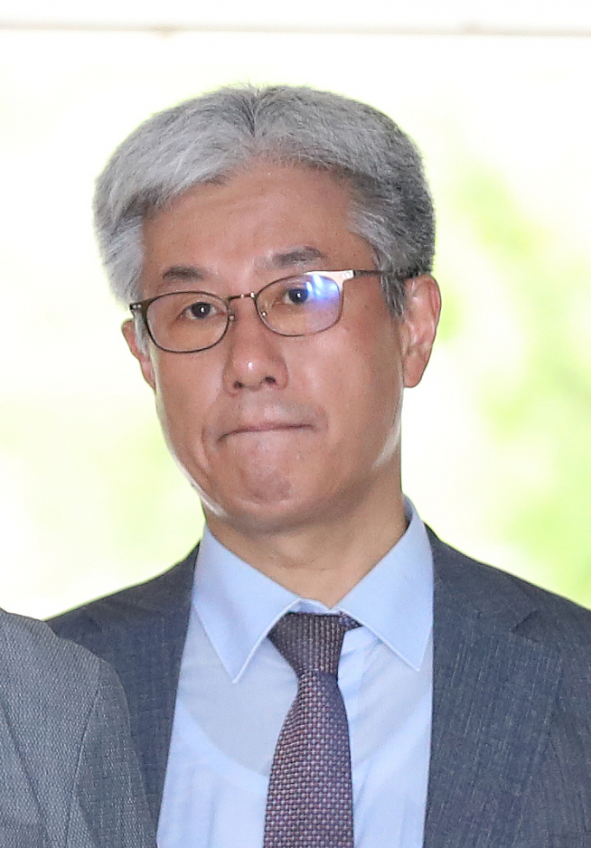 ▲김대중 전 대통령에 대한 뒷조사에 관여한 혐의로 기소된 박윤준 전 국세청 차장이 16일 오전 서울 서초구 서울중앙지법에서 열린 1심 선고공판에 출석하고 있다. (뉴시스)