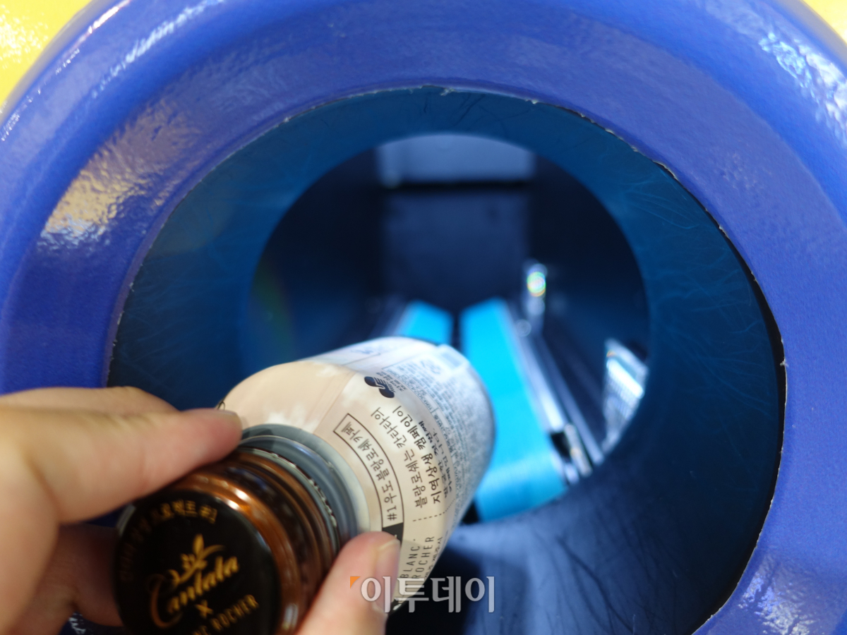 ▲'뚱뚱한 커피캔'은 안 된다고 했는데, 바로 이런 캔을 말한다. (김정웅 기자 cogito@)