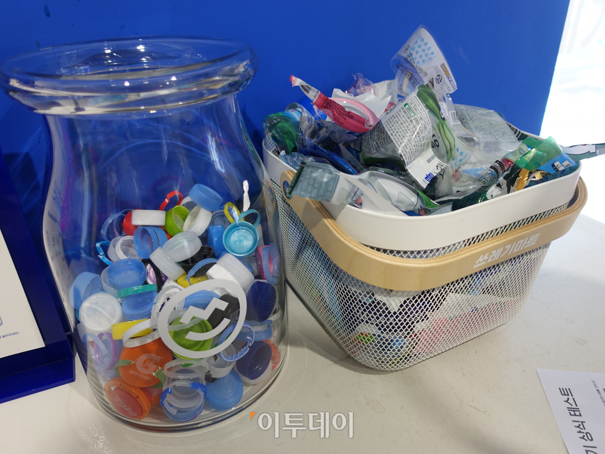 ▲페트병의 경우 이렇게 뚜껑과 라벨을 잘 분리해서 버려야 한다. (김정웅 기자 cogito@)