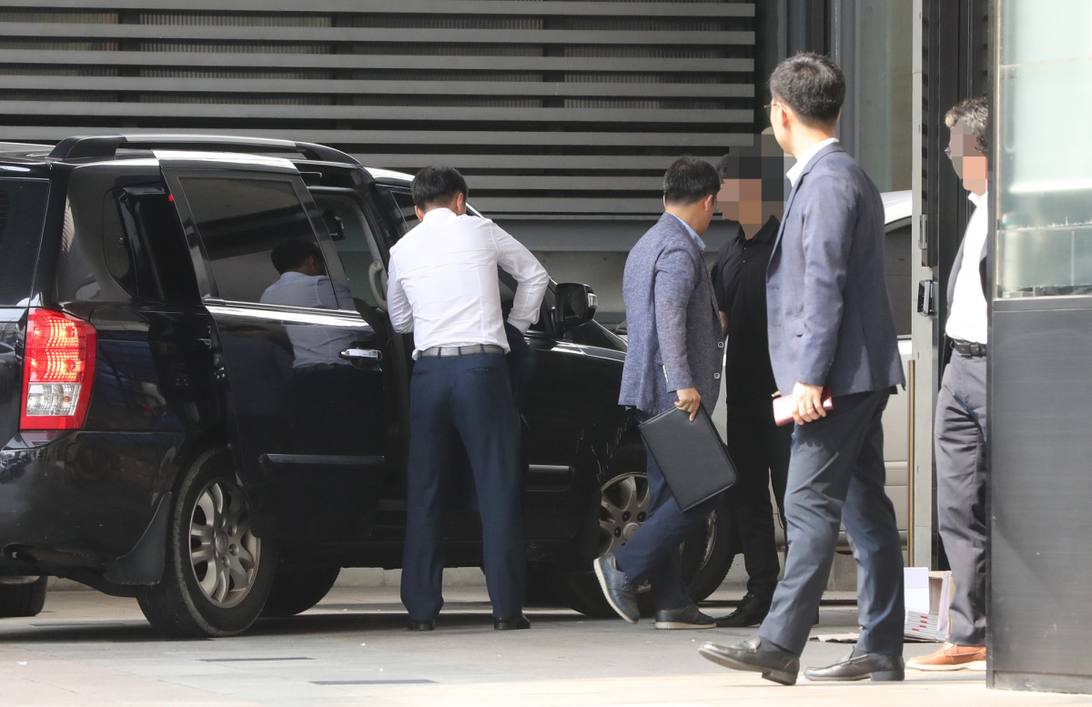 ▲서울지방경찰청 지능범죄수사대 관계자들이 17일 오전 서울 마포구 YG엔터테인먼트 대한 압수수색을 위해 사옥에 도착하고 있다.(연합뉴스)