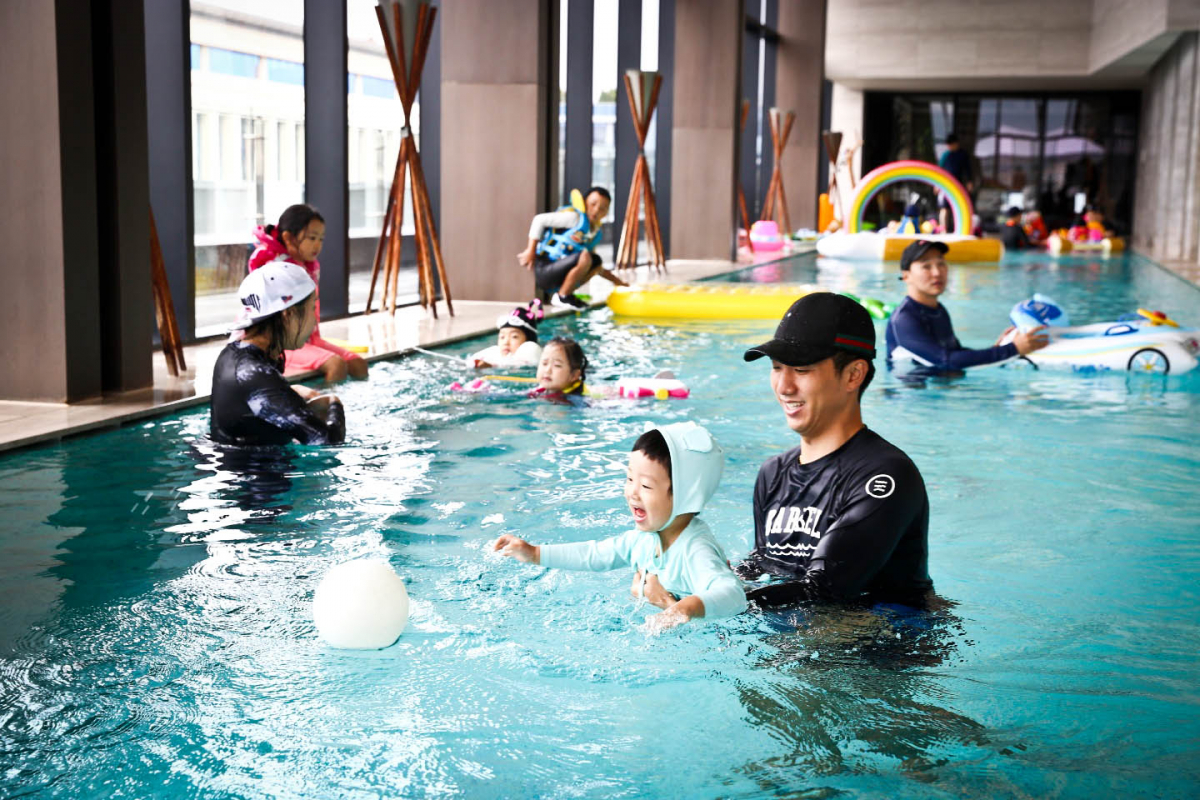 ▲ 차바이오컴플렉스에서 열린 ‘풀사이드 포트럭 파티’에서 임직원과 가족들이 수영과 물놀이를 즐기고 있다. (차병원)