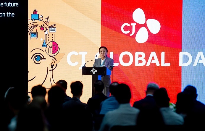 ▲18일(미국현지시간) 美 LA에서 열린 CJ글로벌데이에서 환영사를 하고 있는 CJ주식회사 박근희 부회장