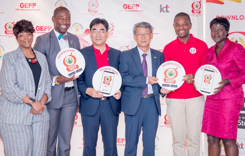 ▲(왼쪽부터)채스티티 워커 미국질병관리본부 가나지국 국장, 오코 버이 버나드 가나 국회 보건복지위원, 이동면 KT 미래플랫폼사업부문장, 김성수 주가나 한국대사관 대사, 이베네저 오다메 가나 보건부 정책기획국장, 에쿠와 에수만마 호포엣 세계보건기구 가나사무소 국장이 ‘GEPP 가나’ 출시행사에서 기념사진을 찍고 있다.(사진제공=KT)