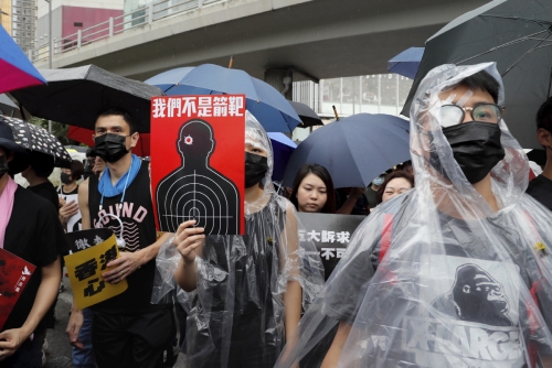 ▲18일(현지시간) 홍콩에서 열린 송환법 반대 시위에 참가한 시민이 행진하고 있다. 홍콩/AP연합뉴스 
