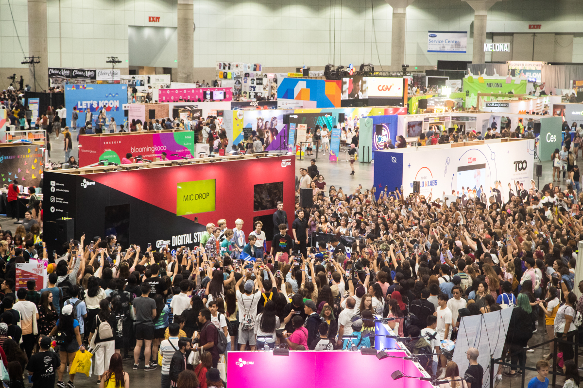 ▲K뷰티, K푸드, K팝 등 한국 라이프스타일을 종합적으로 경험할 수 있는 컨벤션을 찾은 아티스트와 열광하는 관객들.(사진제공= CJENM)