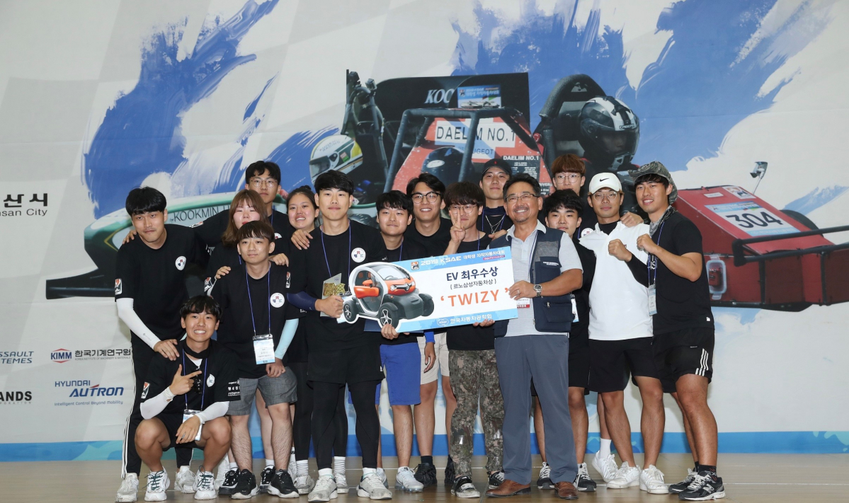 ▲르노삼성자동차가 후원하는 '2019 KSAE 대학생 자작자동차대회'가 16일부터 18일까지 새만금군산자동차경주장에서 열렸다. 권상순 르노테크놀로지코리아 연구소장이 이번 대회 EV(전기차) 부문 최우수상을 받은 서울과학기술대학교 'MIP'팀에게 전기차 '르노 트위지'를 수여하고 있다. (사진제공=르노삼성차)