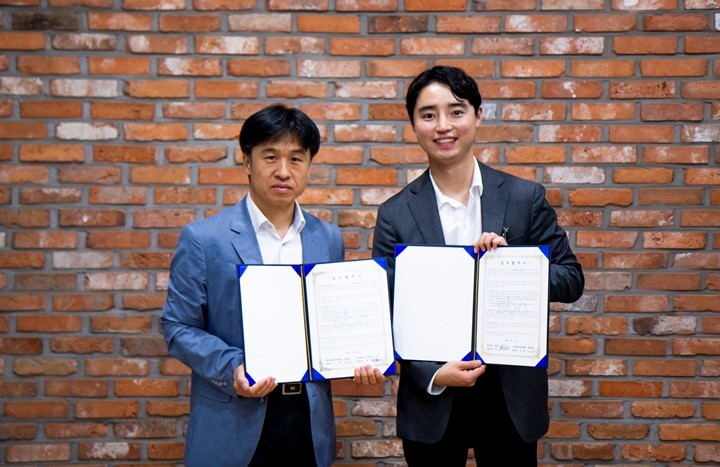 ▲박혁재 큐레잇 대표(오른쪽)와 홍정오 서울산업진흥원 창업보육본부 팀장이 MOU 체결 후 포즈를 취하고 있다. (사진=회사제공)