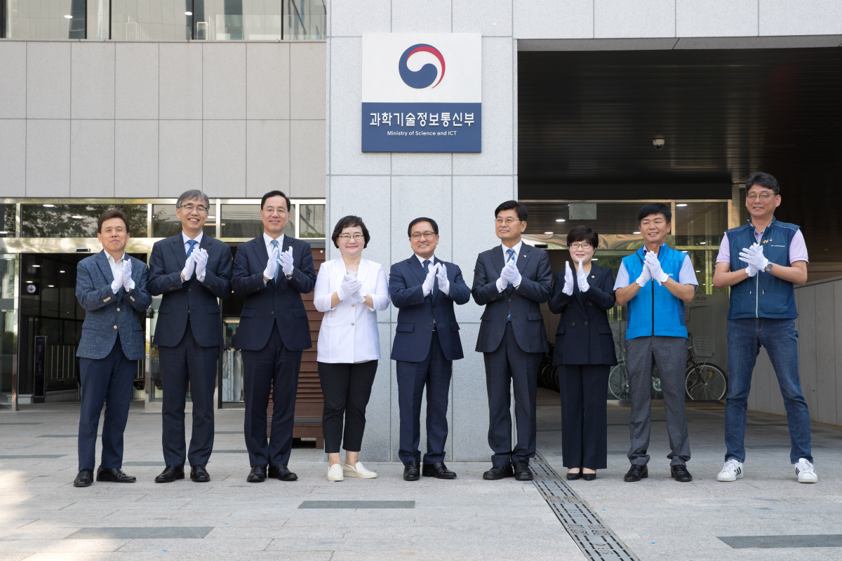 ▲과학기술정보통신부가 19일 오전 세종특별자치시 세종파이낸스센터에서 현판식을 개최했다.왼쪽부터 전성배 과학기술정보통신부 기획조정실장, 김성수 과학기술정보통신부 과학기술혁신본부장,민원기 과학기술정보통신부 제2차관, 문미옥 과학기술정보통신부 제1차관,유영민 과학기술정보통신부 장관, 이춘희 세종특별자치시장, 김진숙 행정중심복합도시건설청장,이의기 국가공무원노동조합 과학기술정보통신부 위원장, 송영섭 전국공무원노동조합 과학기술정보통신부 지부장