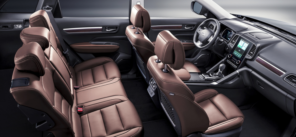 ▲운전석 문을 열면 QM6 글자가 새겨진 도어스커프가 눈길을 끈다. 운전석 메모리시트는 차를 타고 내릴 때 편하다. 계기판 양 측면과 대시보드 하단에 엠비언트 라이트가 들어온다.(사진=르노삼성)