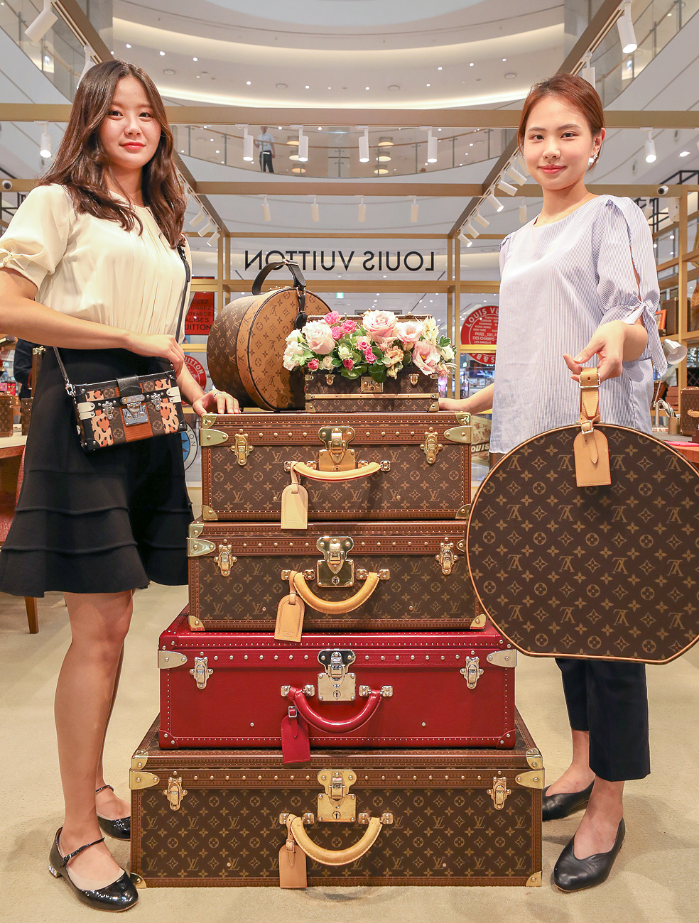 ▲19일 오전 현대백화점 판교점 1층 열린광장에서 선보이는 루이 비통의 '하드사이드 러기지' 팝업 스토어에서 직원들이 다양한 '하드사이드 러기지' 컬렉션 제품을 선보이고 있다.(사진제공=현대백화점)