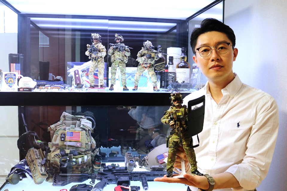 ▲이상원 씨는 30대 초반에 밀리터리 굿즈 수집을 시작해 총부터 프라모델, 군장, 각종 배지에 이르기까지 다양한 제품을 수집했다. (사진제공=@alexlee81127)