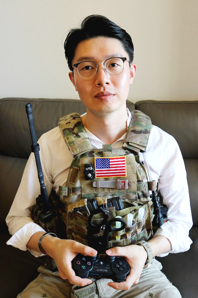 ▲이상원 씨는 집안에서 밀리터리 장비를 착용한 채 게임을 하다가 동생에게 들켰을 때가 가장 민망했다고 털어놨다. (사진제공=@alexlee81127)