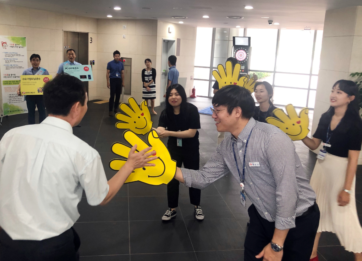 ▲19일 한국동서발전 직원들이 기업문화 개선을 위한 '하이파이브 하시죠!' 캠페인에서 하이파이브를 하고 있다.(출처=한국동서발전)
