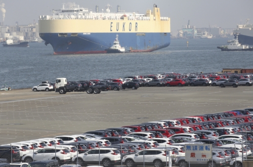 ▲일본 도쿄 요코하마 항구에 수출용 차량들이 주차돼 있다. 도쿄/AP연합뉴스 
