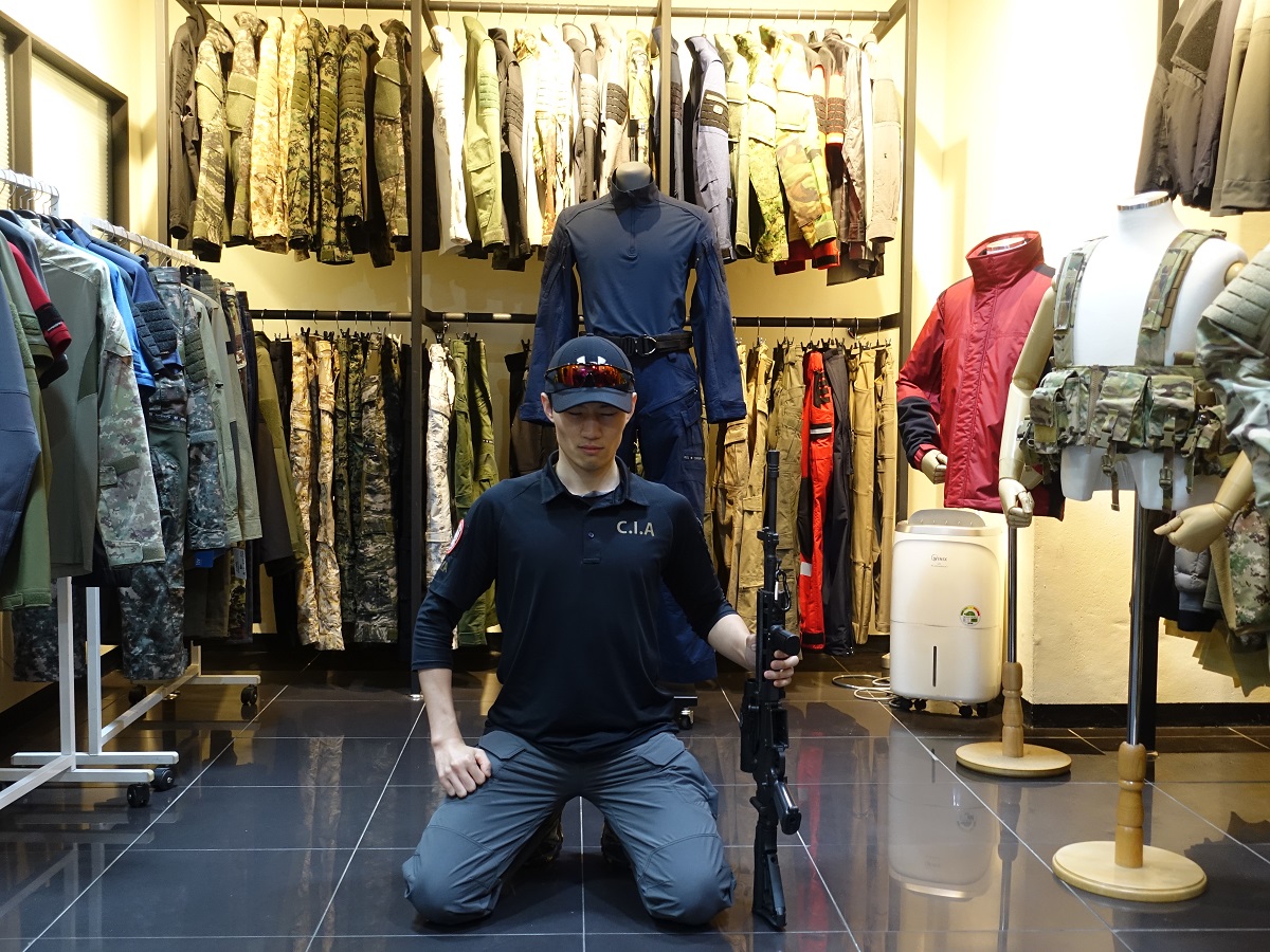 ▲엄상현 씨는 국내 밀리터리, 택티컬 브랜드 하이퍼옵스에 대한 열렬한 팬이라며 관련 제품으로 코스프레 하는 것을 즐긴다고도 했다. (이재영 기자 ljy0403@)