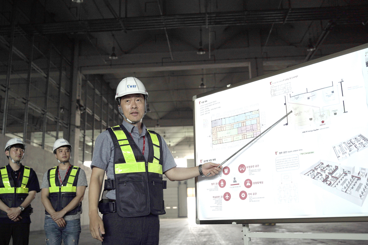 ▲8월 19일 오전 서울 강서구 김포국제공항 화물센터 현장에서 티웨이항공 경영지원담당 임원이 앞으로 건립될 훈련센터 시설에 대해 설명하고 있다.(자료제공=티웨이항공)
