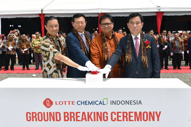 ▲신동빈(왼쪽 두 번째) 롯데그룹 회장이 지난해 12월 인도네시아 반텐주에서 열린 대규모 유화단지 조성 기공식에서 관계자들과 기념사진을 찍고 있다.   사진제공 롯데