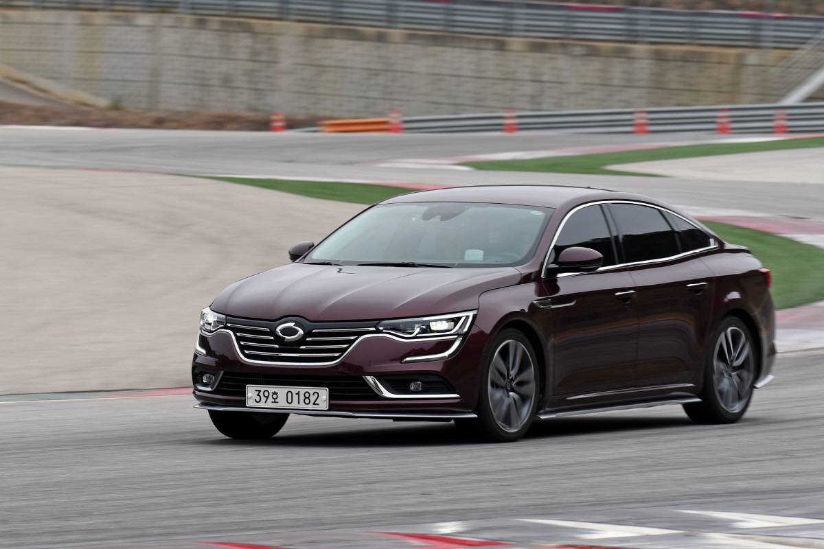 ▲르노삼성은 LPG 시장을 선점하면서 내수판매 회복세를 이어가고 있다. 사진은 서킷을 달리고 있는 SM6 LPe(사진제공=르노삼성)