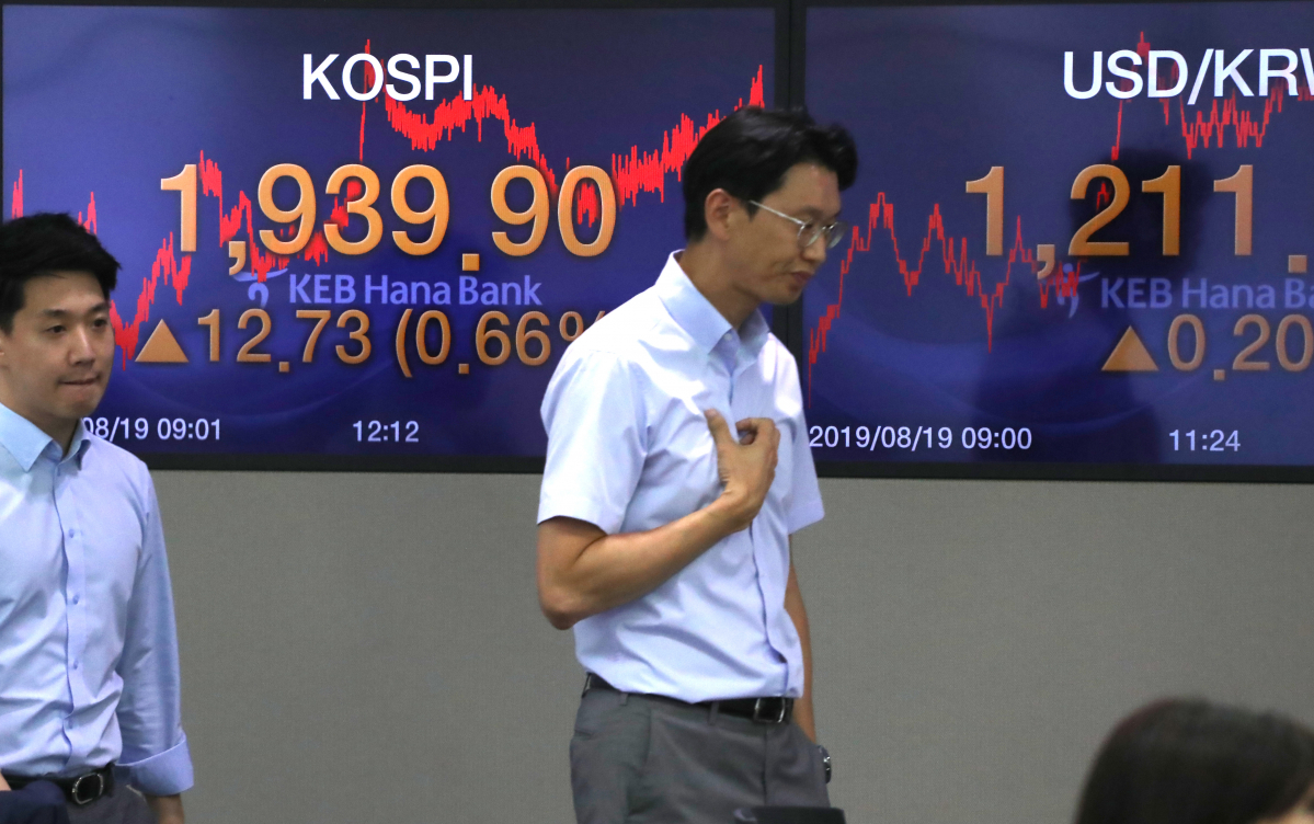 ▲코스피가 12.73포인트 오른 1,939.90으로 장을 마감한 19일 오후 서울 중구 KEB 하나은행 딜링룸에서 딜러들이 스크린 앞을 지나고 있다.(연합뉴스)