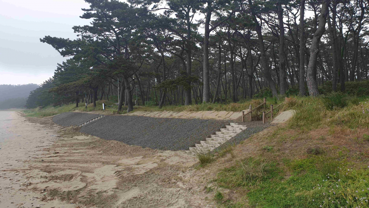 ▲바스프의 엘라스토코스트(Elastocoast®) 제품이 추가 적용된 다도해 해상국립공원 내 관매도 해안가 (사진 제공=바스프)