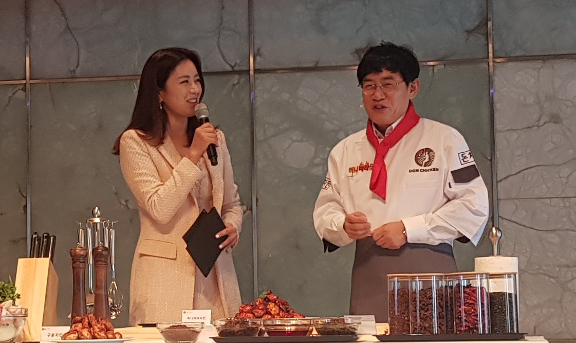 ▲이경규 돈치킨 이사가 메뉴 개발 과정을 설명하고 있다.