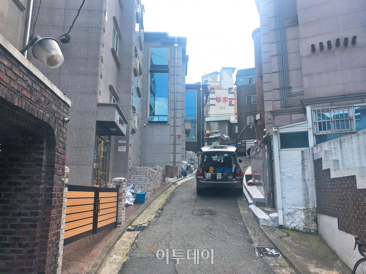 ▲노량진 원룸촌을 올라가는 길이 비좁다. 높은 곳에 있는 원룸일 수록 월세는 싸진다. (홍인석 기자 mystic@)