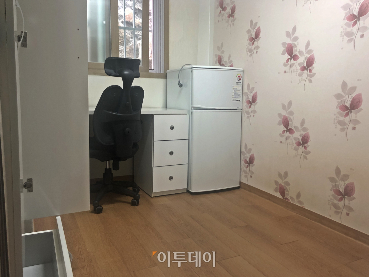 ▲기자가 찾은 또 다른 노량진의 한 원룸. 공간이 비좁아 침대 하나 놓을 자리도 없다. 월세는 40만 원. (홍인석 기자 mystic@)