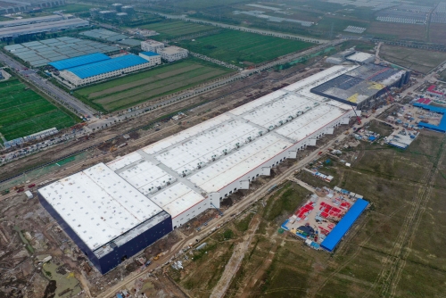 ▲중국 상하이에 미국 전기차업체 테슬라가 짓고 있는 공장 모습. 상하이/AFP연합뉴스 
